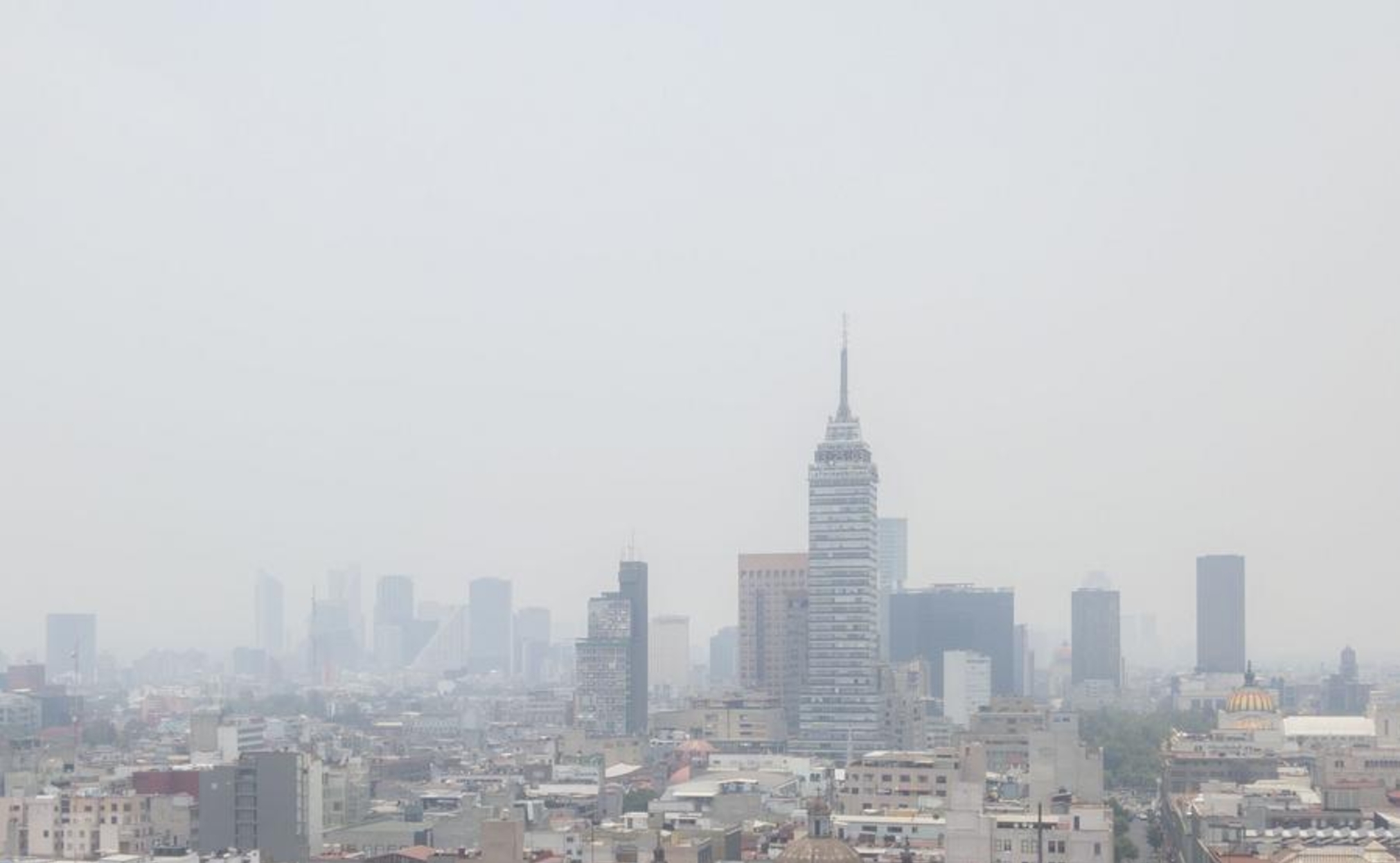 Vista de edificios cubiertos por esmog, en la Ciudad de México, capital de México, el 15 de mayo de 2019. (Xinhua/César Vicuña)